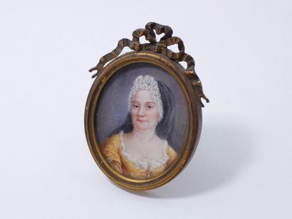 null Portrait miniature ovale peint représentant une femme en robe jaune et voile...