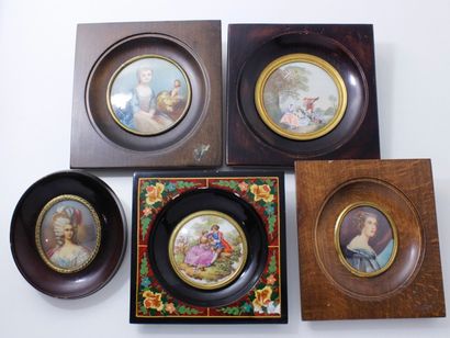 null Lot de cinq miniatures, deux représentant des portraits de femmes, deux des...