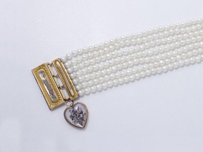 null Bracelet en or 750 millièmes composé de 7 rangs de perles de culture agrémenté...