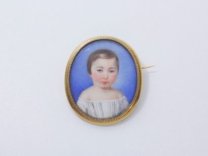 null Broche ovale en or 750 millièmes ciselé, ornée d'un portrait miniature représentant...