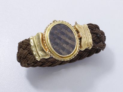 null Bracelet composé d'une tresse de cheveux agrémentée d'un fermoir en or estampé...