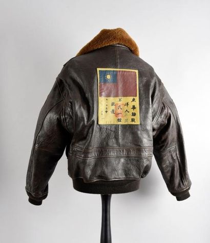 null Johnny Hallyday 1985
Tenue de moto.
Blouson en cuir épais marron Avirex (1985).
Création...