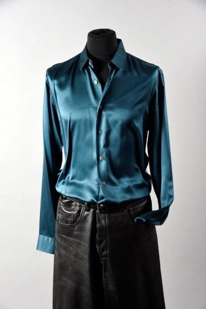 null Johnny Hallyday 1995

TENUE DE SCÈNE.Chemise de scène en soie turquoise de marque...