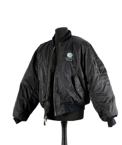 null Johnny Hallyday
BLOUSON DE TOURNÉE «TOUR 1998»
DE TYPE BOMBERS.
En tissu bleu...