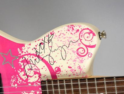 null Miley Cyrus
Le prototype d'une guitare électrique éditée par Disney et signée...