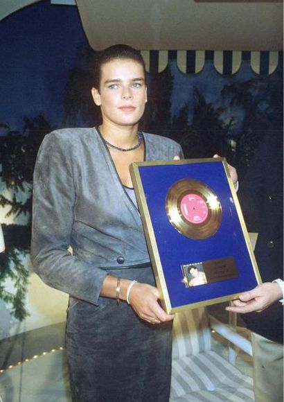 null Stéphanie de Monaco 1986
Disque d'or pour le 45T «Comme un ouragan». Récompense...