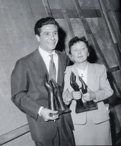 Edith Piaf (1915-1963) Trophée en bronze des « Bravos de Music Hall 1955 » remis...