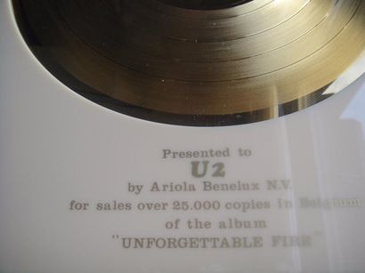 null 
Disque d’Or de U2 : «Unforgettable Fire». Récompense officielle présentée par...