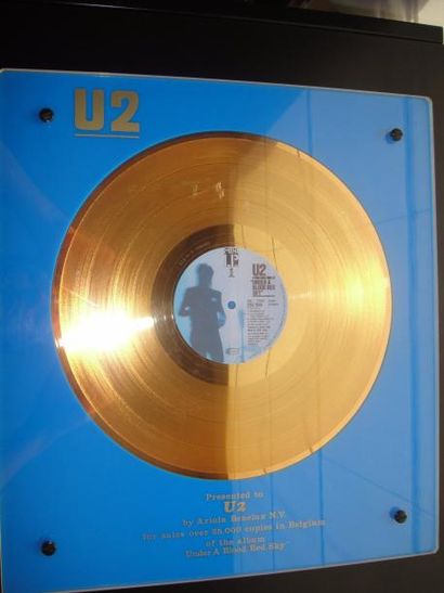 null 
Disque d’Or de U2 : «Under A Blood Red Sky». 

Récompense officielle présentée...