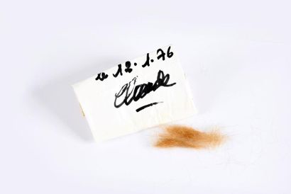 null Rarissime petite mèche de cheveux de Claude François contenue dans une enveloppe...