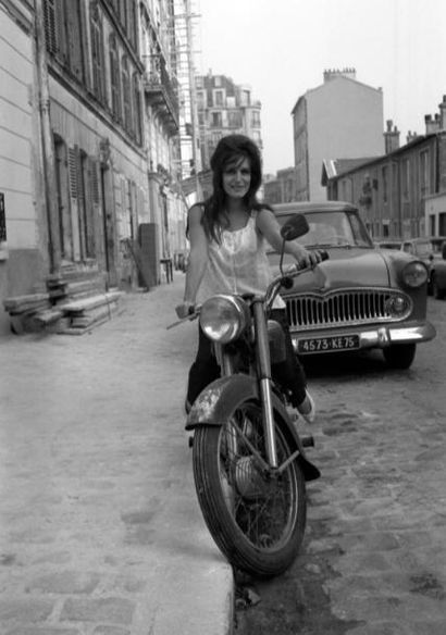null Dalida sur sa moto a Montmartre en 1962.
Photographie de Daniel Cande.
Tirage...