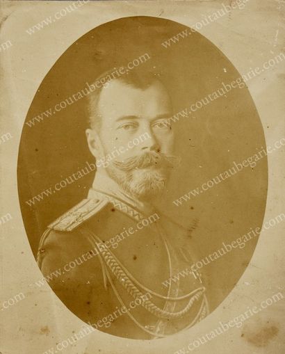 null NICOLAS II, empereur de Russie
Portrait photographique de forme ovale, le représentant...