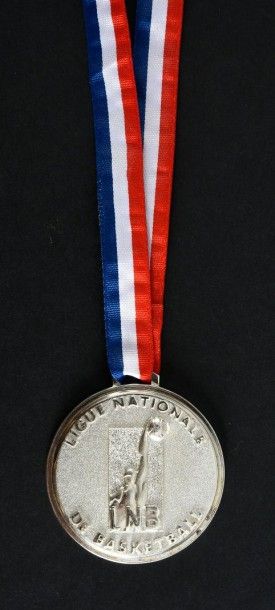 null Médaille de la LNB remise au club de Roanne finaliste du Championnat de France...