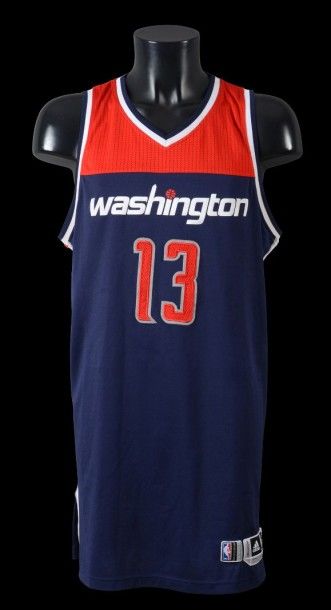 null Kevin Seraphin #13. Maillot porté avec l'équipe des Wizards de Washington le...
