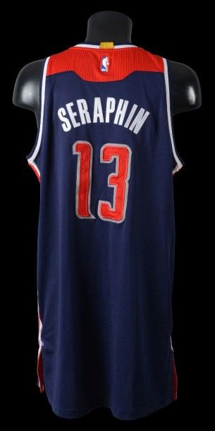 null Kevin Seraphin #13. Maillot porté avec l'équipe des Wizards de Washington le...