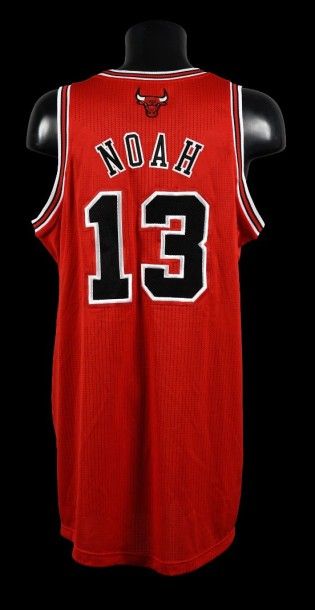 null Joakim Noah #13. Maillot porté avec les Chicago Bulls face aux Milwaukee Bucks...