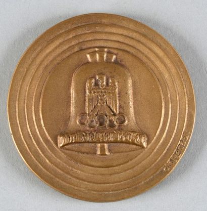 null 1936. Berlin. Médaille officielle de participant. Signée Otto Placzek. En bronze.
Diam....
