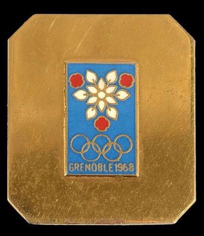 null 1968. Grenoble. Badge «Officiel». Rectangulaire, émaillé fond doré. Par Arthus...