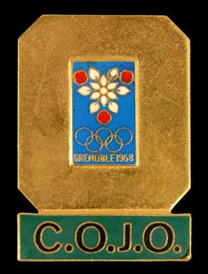 null 1968. Grenoble. Badge officiel C.O.J.O. Emaillé fond doré. Par Arthus Bertrand.
Dim....