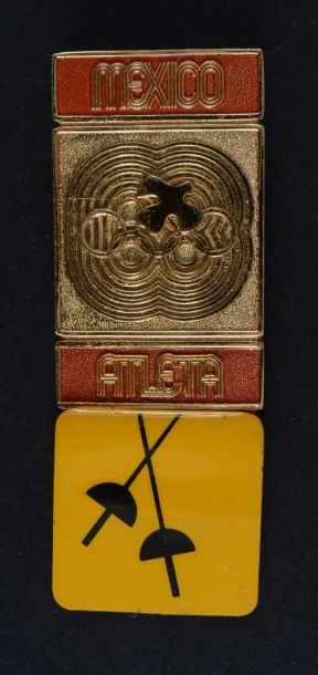 null 1968. Mexico. Badge de participant aux épreuves d'Escrime. En métal doré avec...