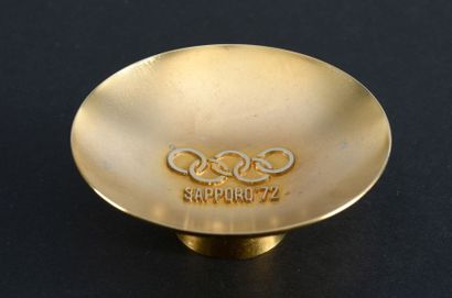 null 1972. Sapporo. Coupelle commémorative de la XIème Olympiade d'hiver. En métal...