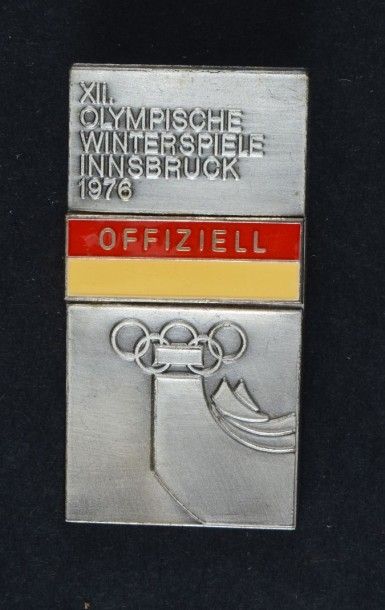 null 1976. Innsbruck. Badge. «Offiziel». En bronze argenté.
Dim. 30 x 58 mm. Official's...