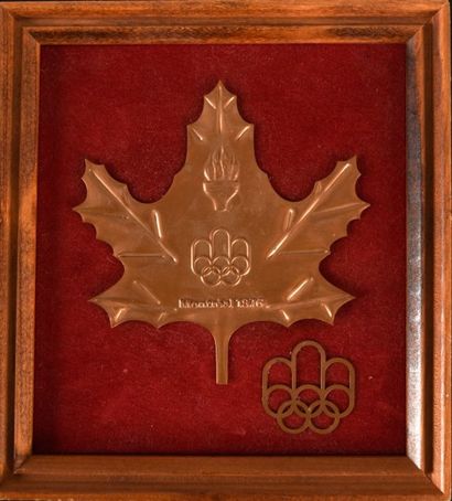 null 1976. Montreal. Souvenir des Jeux Olympiques représentant le logo et la feuille...