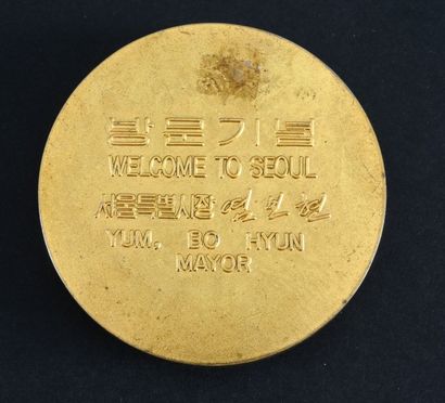 null 1988. Séoul. Médaille d'honneur de la ville offerte aux délégations des pays...