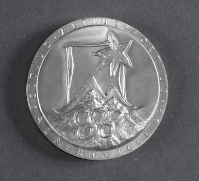 null 1992. Albertville. Médaille de participant. Design René Mayot. En métal chromé.
Diamètre...