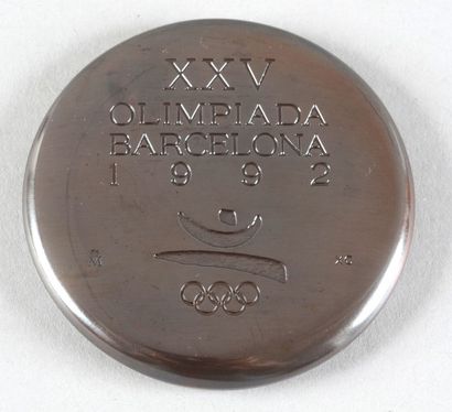 null 1992. Barcelone. Médaille officielle de participant. En cuivre poli. Par X....