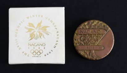 null 1998. Nagano. Médaille officielle de participant. En bronze.
Diam. 60 mm. Dans...