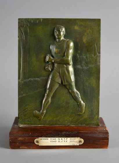 null Bas relief en bronze sur socle bois. «Le marcheur» signé R. Delandre (1879-1961)....