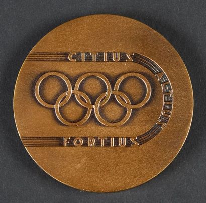 null Lot de 2 médailles des Comités Olympiques de l'URSS et de la Russie. La première...