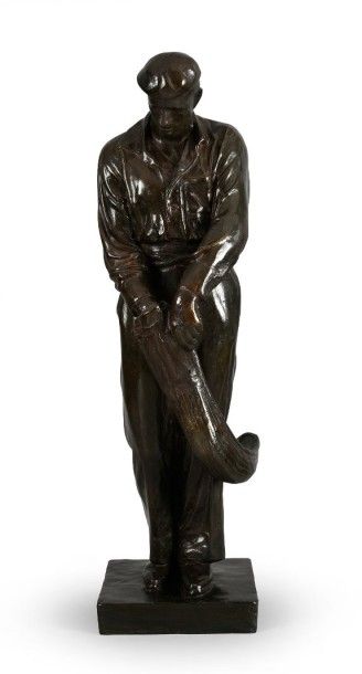 null Exceptionnelle sculpture en bronze. «Le Pelotari».
Circa 1920. Patine brune.
Hauteur...