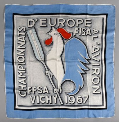 null Foulard en soie des Championnats d'Europe à l'Aviron en 1967 à Vichy.
Dim. 75...