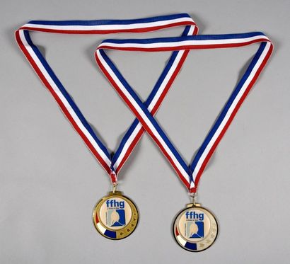 null Ensemble de 2 médailles de la Fédération Française de Hockey sur glace remises...