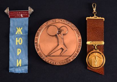 null Ensemble comprenant une médaille des XVIIIe Championnats du Monde d'haltérophilie...