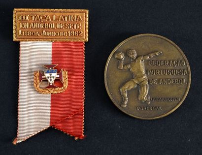 null Ensemble de la 3ème Coupe Latine disputée à Lisbonne en 1962 comprenant un badge...