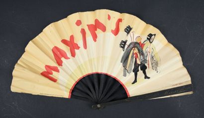 null Maxim's.
Eventail avec le groom recevant manteaux et hauts-de-forme, avec l'inscription...