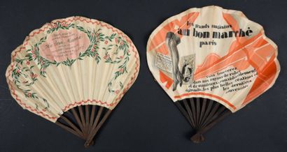 null Au Bon Marché.
Deux éventails de forme ballon. Le 1er illustré d'une femme en...