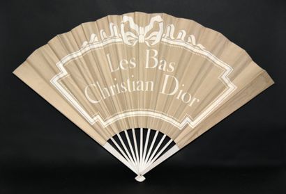 null Les bas Christian Dior.
Grand éventail de vitrine en papier. Monture en bois.
H.t....