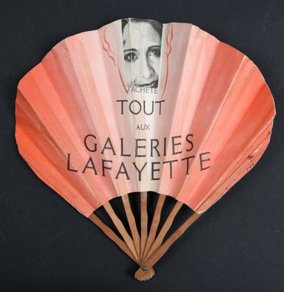 null Bas Gina, Galeries Lafayette, vers 1900
Eventail plié de forme ballon, montrant...