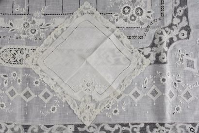 null Nappe en fil brodé et ajourée et ses douze serviettes, dentelle Vieux Flandre,...