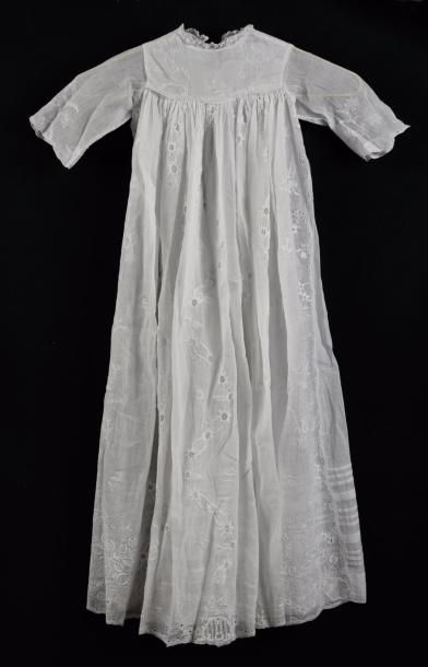 null Robe de baptême en broderie blanche et fils écartés, XIXème siècle.
Grand panneau...