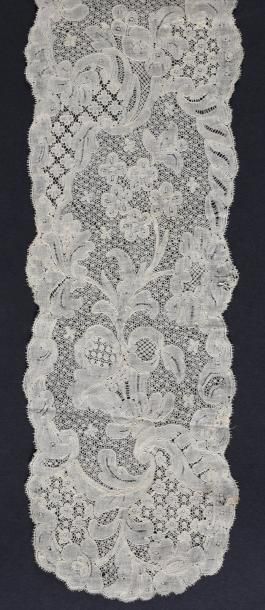 null Rare barbe de bonnet, Malines, dentelle aux fuseaux, vers 1730-40
Barbe en fine...