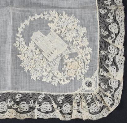 null Rare mouchoir brodé, décor de cathédrale et fleurs en relief, vers 1860-80.
A...