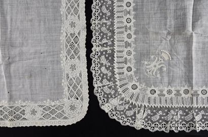 null Deux beaux mouchoirs en linon brodé, 2e moitié du XIXe siècle.
En linon fil...