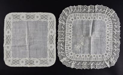 null Deux beaux mouchoirs en linon brodé, 2e moitié du XIXe siècle.
En linon fil...