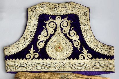 null Gilet brodé, Empire ottoman, vers 1900, velours de coton violet brodé en soutache...