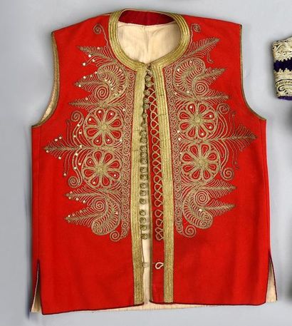 null Gilet brodé, Empire ottoman, vers 1900, drap de laine rouge, broderie en soutache...